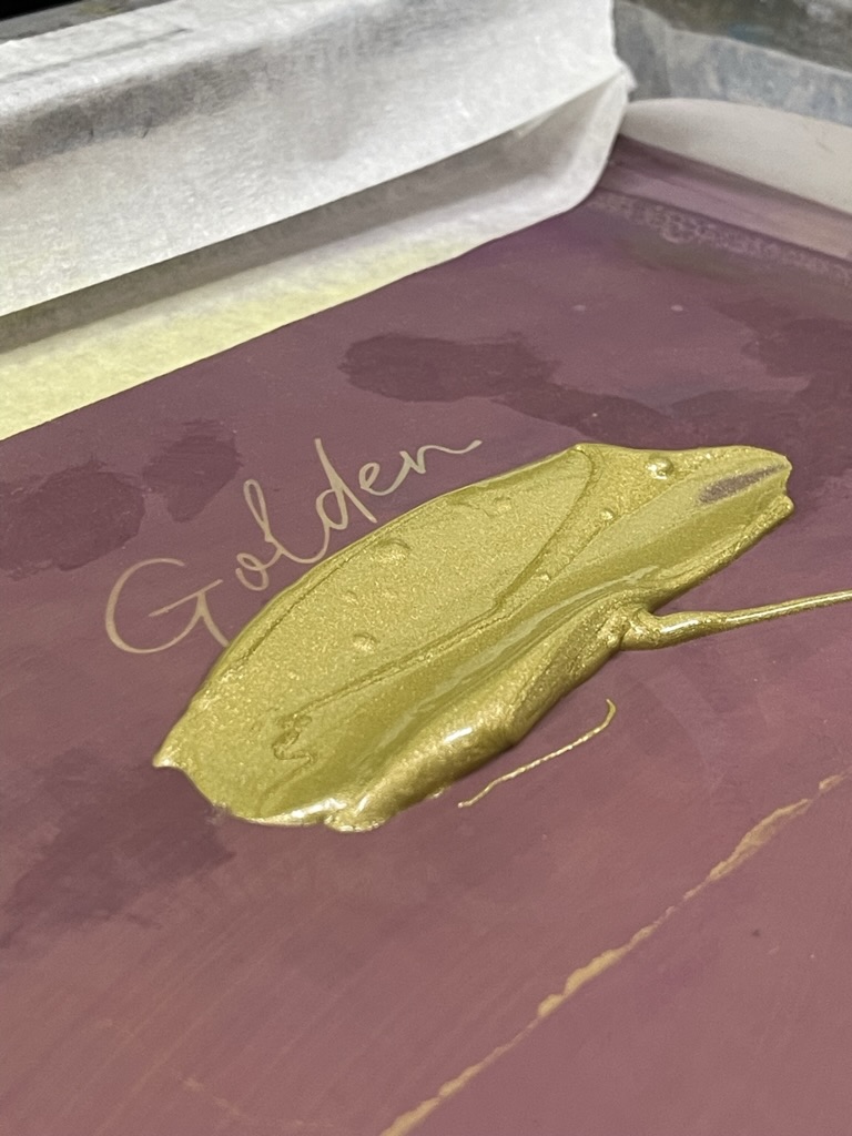 Tinta dorada sobre pantalla de serigrafía en taller de estampado en Panamá — Printonit
